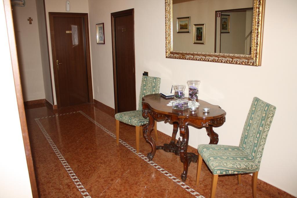 Albergo Ristorante Punta Dell'Est Clusane Exterior foto